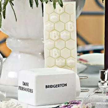 imagem de Barra de Cera Perfumada Bridgerton Peônias e Chás 50g - Dani Fernandes