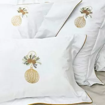 imagem de Kit Fronha 50x70cm com Almofada 200 Fios Natal Bola Dourada 3 peças - Marken Fassi