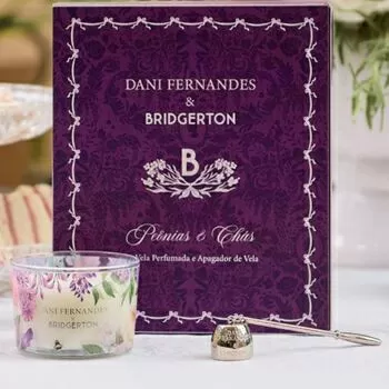 imagem de Kit Vela Perfumada 90g e Apagador Bridgerton Peônias e Chás 2 peças - Dani Fernandes
