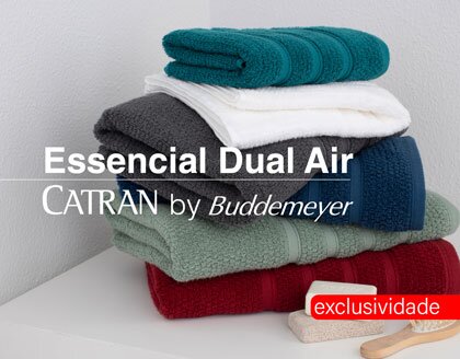 Essencial Dual Air, tem elegante acabamento na barra, está disponível em diversas opções de cores e é exclusividade Catran. Volumosa, extremamente macia e surpreendentemente leve. Confere alta capacidade de absorção, oferecendo maciez, toque delicado e volume acentuado, além de brilho natural que realça as cores. Criada com tecnologia Air Cotton, tem altíssima capacidade de absorção e secagem mais rápida. Feita em fios aerados, possui toque diferenciado, com conforto extra, promovendo as melhores experiências sensoriais no pós-banho. 