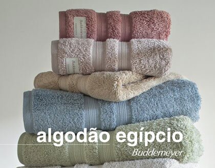 Produto extremamente sofisticado, macio, com mais brilho e um conforto inigualável. Todas as toalhas são pré-lavadas e pré-encolhidas. As toalhas de algodão egípcio são feitas com matéria-prima mais nobre que a natureza pode oferecer: a qualidade insuperável do algodão de fibra longa. Esses fios, naturalmente macios, com o acabamento Buddemeyer são penteados e não recebem amaciante na pré-lavagem, garantindo assim, maior absorção, volume, brilho e mantém baixos índices de 