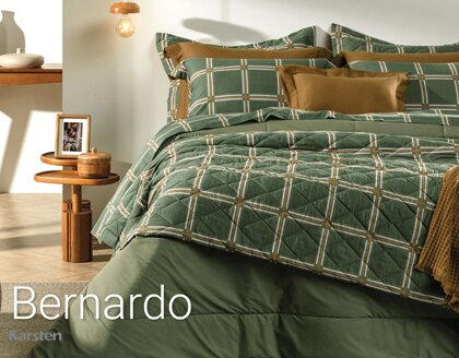 Esse tecido sedoso, de toque extremamente macio e com cintilância natural, por conta do entrelaçamento dos fios; além disso, sua estrutura maleável proporciona um caimento perfeito na cama. O algodão egípcio tem propriedades hipoalergênicas e altamente respiráveis, que regulam a temperatura corporal e proporcionam uma noite de sono perfeita. Suas fibras longas impedem a formação de bolinhas e garantem fios mais finos, criando um tecido muito mais suave e confortável. Bernardo se destaca pela estampa contemporânea de presença marcante. Com um desenho geométrico formado pelo encontro de listras, com predominância da cor verde com detalhes em tom bronze.