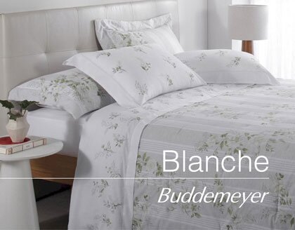 Como um raro e exuberante jardim, a Coleção Blanche remete a delicadeza bucólica de um campo repleto de frescor. Ramos florais aquarelados enobrecem o jogo de cama com encanto e romantismo. 