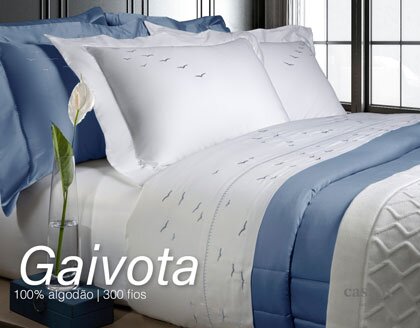 O bordado Gaivotas exibe uma proposta cativante, os elementos dessa peça trazem um movimento único remetendo a uma belíssima revoada que eleva o ambiente e trazem harmonia a cama. O conjunto conta com sobre lençol, lençol com elástico, garantindo ajuste adequado ao colchão, além de fronhas que completam o enxoval com proporção equilibrada. Ideal para quem busca um jogo de cama sofisticado, confortável e com toque fresco. 
