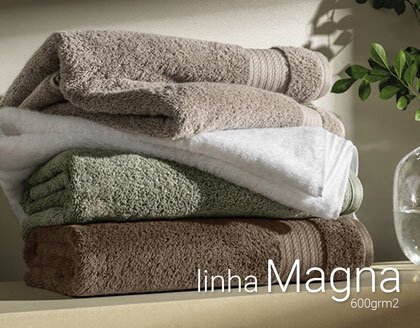 A toalha Magna é um convite ao bem-estar com sua textura ultra macia e toque suave, perfeita para envolver o corpo após um banho premium. Com uma barra decorativa de algodão e acabamento impecável, ela alia beleza e conforto em cada detalhe. Sua absorção eficiente transforma o ritual diário em um verdadeiro abraço, e a gramatura alta, com 600 g/m², proporciona uma toalha extra volumosa. A paleta de cores suaves e sofisticadas completa a sensação de relaxamento e aconchego da linha Rituais.