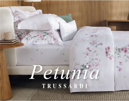 Cada elemento celebra o espírito italiano com frescor e arte, transformando o quarto com sofisticação! A linha Cetim da Trussardi é perfeita para se levar o toque de luxo italiano para a rotina. A estrutura de entrelaçamento dos fios é mais fechada, o que retém melhor o calor e torna-se ideal para os dias mais frios. Encanta pelo toque de brilho e por seu caimento suave e macio.