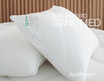 Durma com mais saúde, conforto e proteção. O Travesseiro Buddemeyer Alemão Sanomed foi desenvolvido com tecnologia clinicamente testada para proporcionar um sono mais higiênico e seguro.  Confeccionado em tecido cetim 100% algodão, possui trama fechada que não retém poeira, bolor e ácaros, sendo ideal para pessoas alérgicas. Seu enchimento 100% poliéster é flocado em formato de esferas, que ao entrarem em atrito ajudam a eliminar bactérias, garantindo mais higiene no dia a dia.
