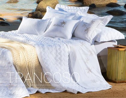 Trancoso, na Bahia, é representado por praias com areias macias marcadas por coqueiros e frequentadas pela elite do Brasil e do mundo, com hotéis-boutique e mansões que representam o %u2018quiet luxury%u2019. Esse ambiente tranquilo e rústico nos inspirou a criar uma coleção %u2018shabby chic%u2019 e contemporânea em tons terrosos, com pequenos detalhes em renda renascença entremeados com coqueiros e pássaros, trazendo um desenho delicado e sutil.