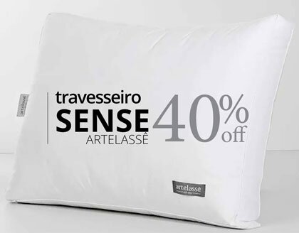 O Travesseiro Pluma Sense oferece uma sensação luxuosa de plumas. Com aproximadamente 18 cm de altura, seu perfil mais baixo proporciona um suporte suave, ideal para quem dorme de costas ou de barriga para cima, mantendo a coluna alinhada durante o sono, recomendado também para pessoas com ombros curtos.